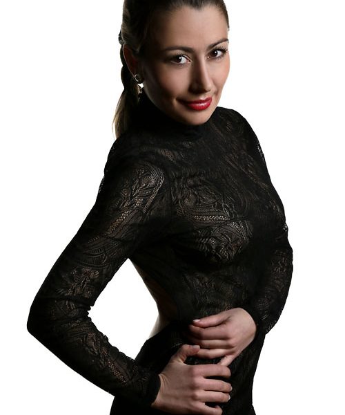 Fotoshooting im Fotostudio: Portrait einer Frau in schwarz