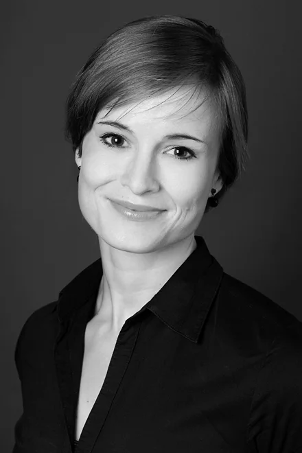 Bewerbungsfoto einer jungen Frau in schwarz weiss, Hochformat, fotografiert im Fotostudio Wagner