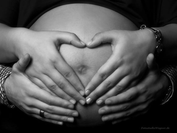 Fotoshooting für schwangere Frauen: kreative Babybauchfotos im Fotostudio