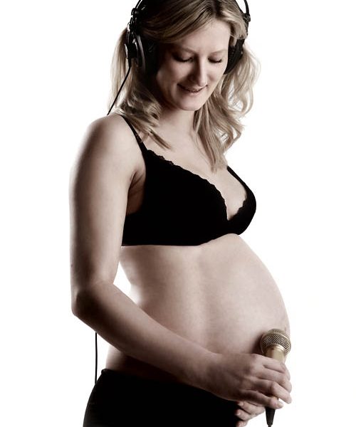 Ideen für Babybauchshooting: lüstige Babybauchfotos im Fotostudio