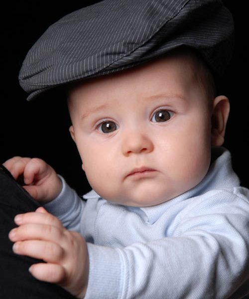 Babyfoto mit Hut im Fotostudio München