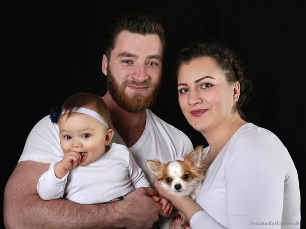 Familienbild mit Hund im Fotostudio Wagner München