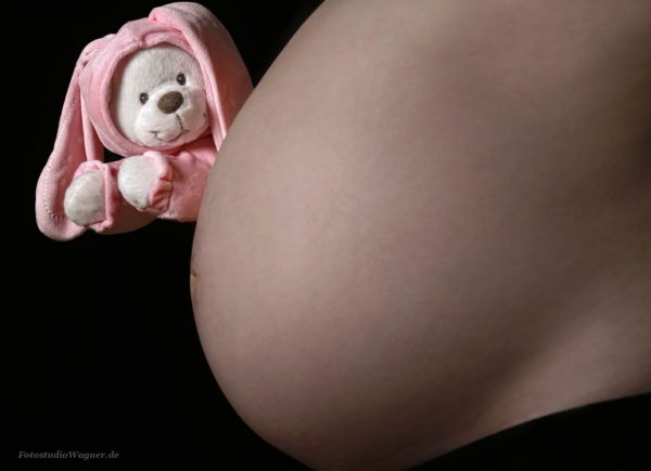 Lüstige Babybauchfotos: kreative Ideen für Babybauch Shooting im Fotostudio