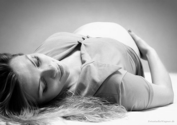 Babybauchfoto liegend: kreative Schwangerenfotografie im Fotostudio Wagner München