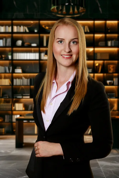 Businessportrait einer Frau im Büro am Abend, Personal Branding Fotografie im Fotostudio Wagner München