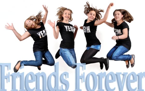 Freundinnen im Sprung: Kindershooting als Geburtstaggeschenk