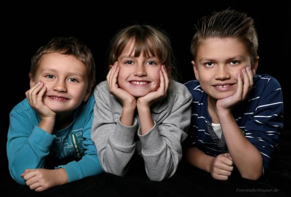 Gruppenfotos mit Kindern im Fotostudio München: schöne Kinderportraits